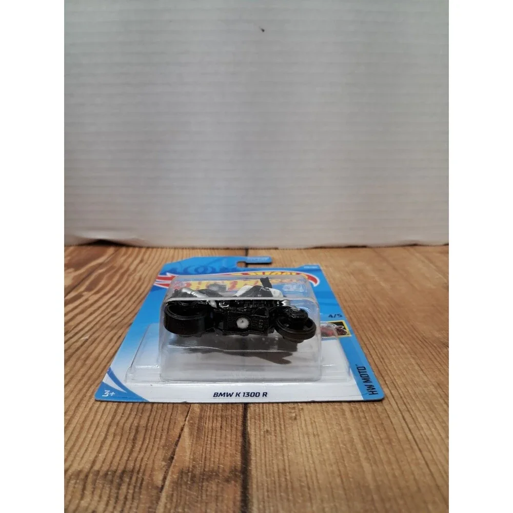 2018 Hot Wheels #356 HW Moto 4/5 BMW K 1300 R White/Black w/Black MC3 Spoke Whls